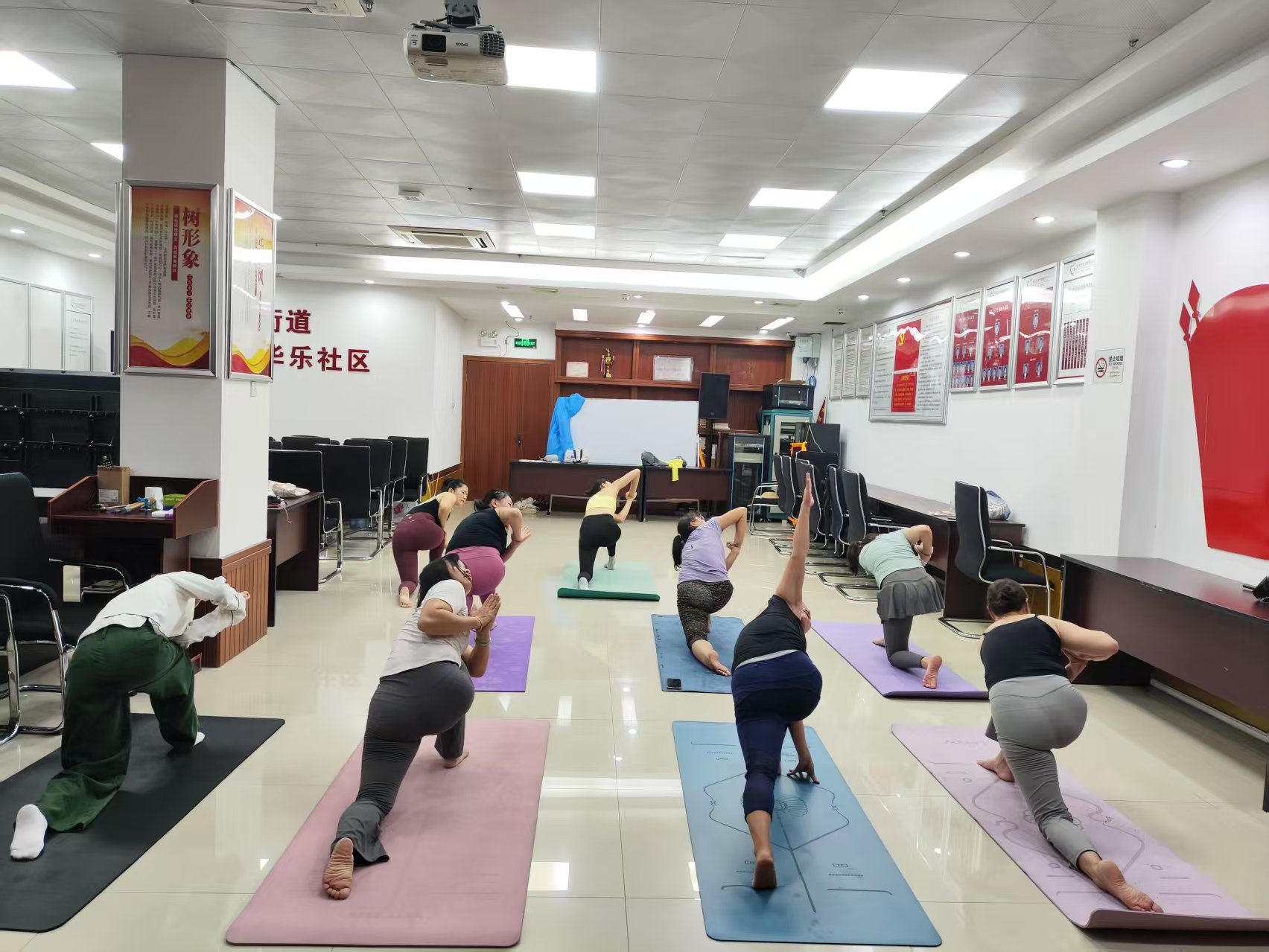 华乐社区|“‘瑜’你同行，‘伽’倍美丽”—瑜伽活动