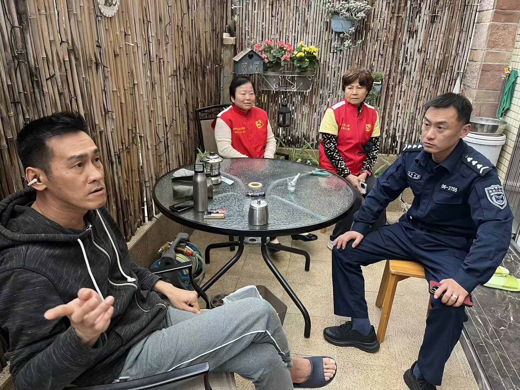 横岗街道怡锦社区老党员调解邻里纠纷获点赞